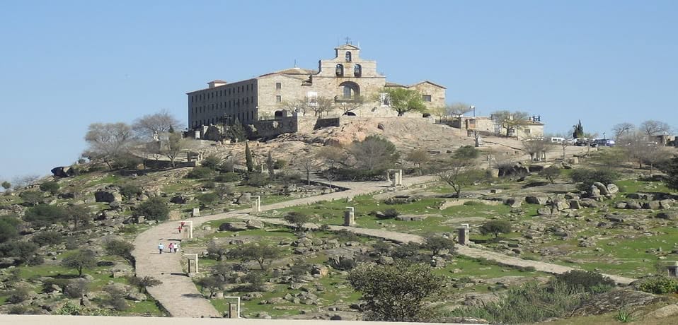 El Santuario de la Virgen de la Cabeza en lo alto del cerro